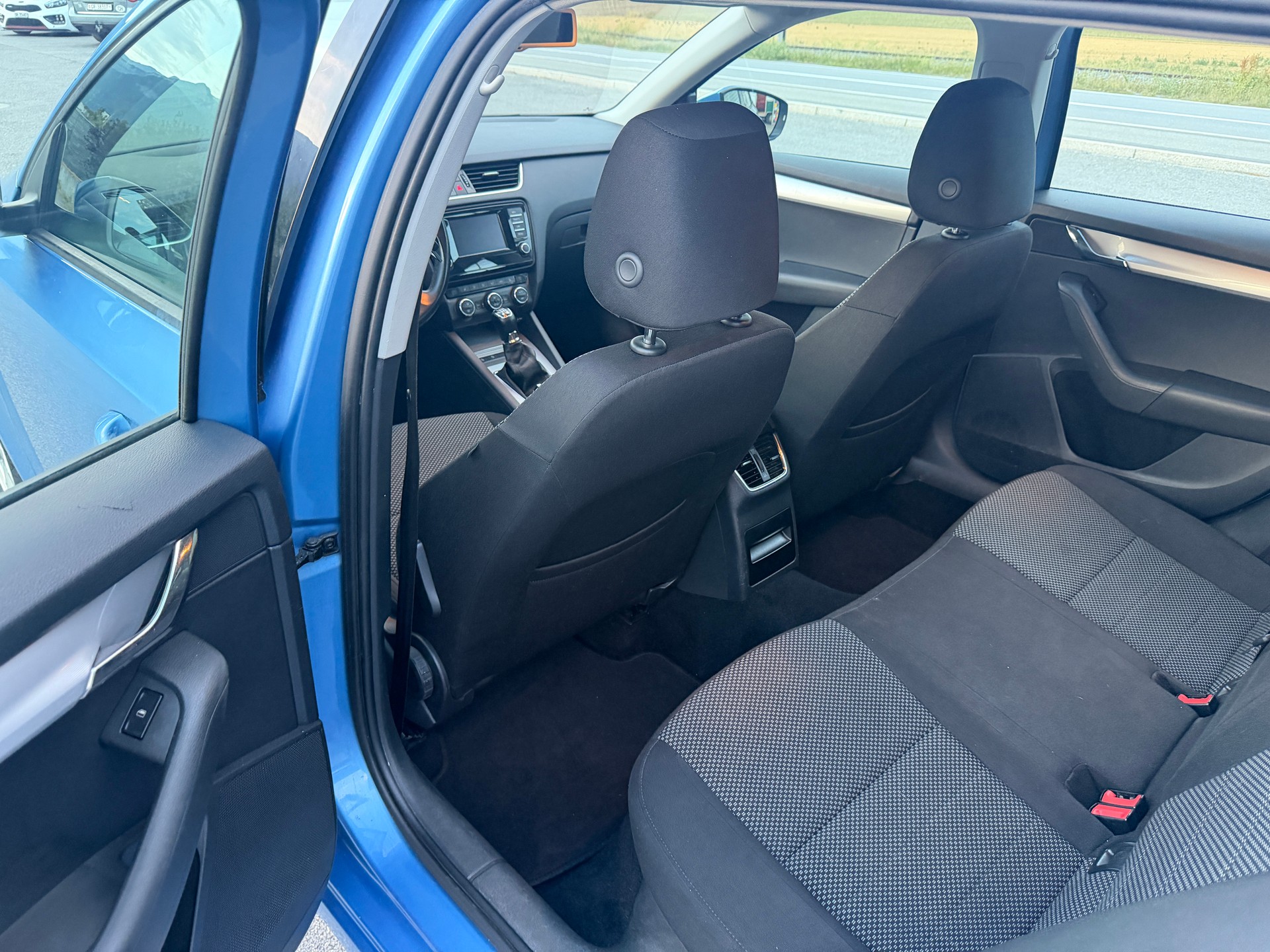 SKODA Octavia Combi 2.0 TDI L&K 4x4-image-8