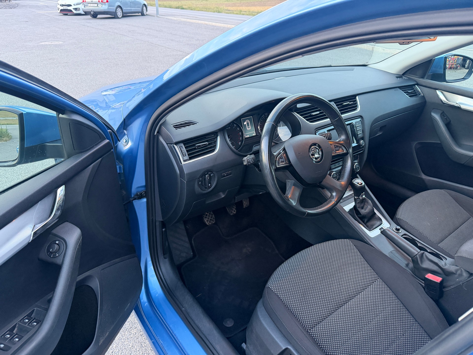 SKODA Octavia Combi 2.0 TDI L&K 4x4-image-7