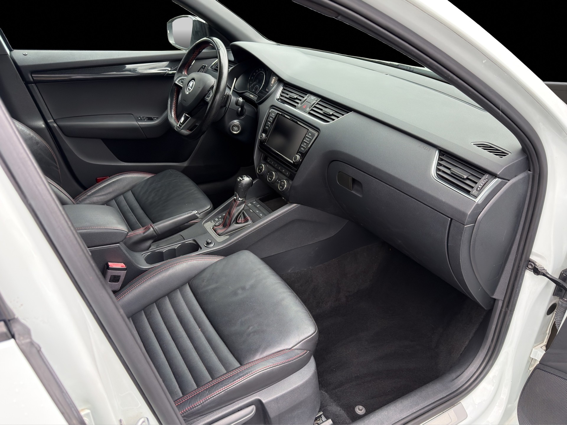 SKODA Octavia Combi 2.0 TDI RS 4x4 DSG-image-10