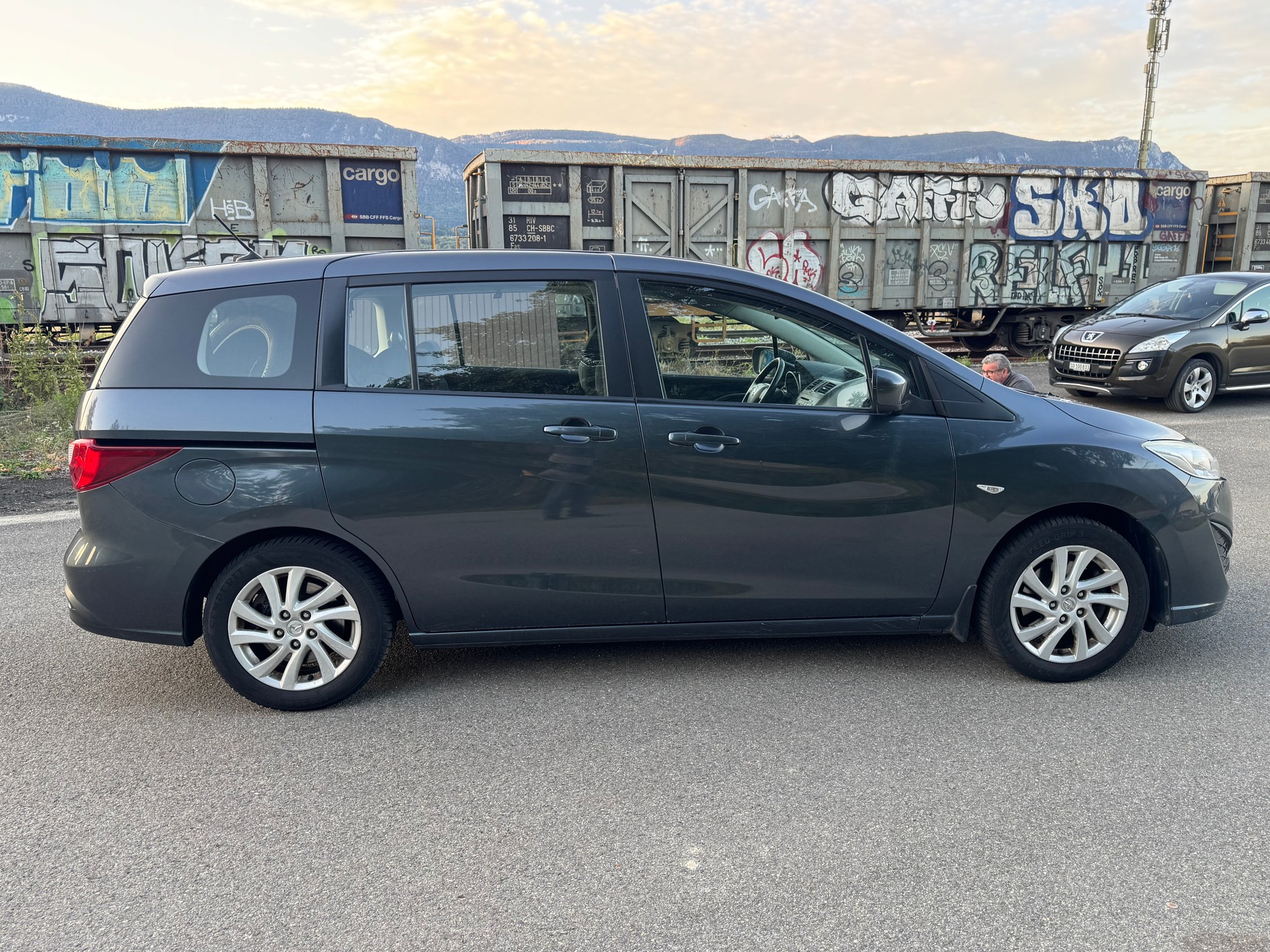 MAZDA 5-image-1