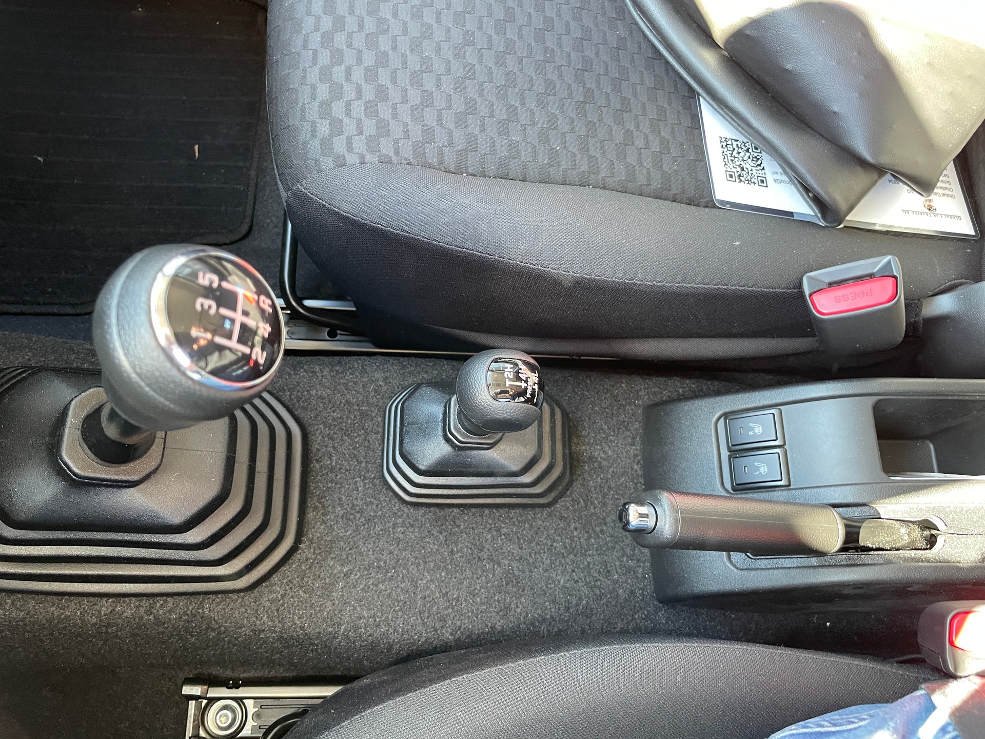 SUZUKI Jimny 1.5 Compact+ 4x4, Retro Edition mit Höherlegung und Offroadreifen-image-16