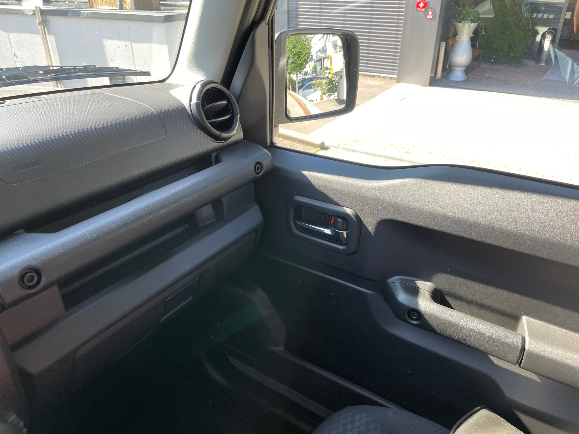 SUZUKI Jimny 1.5 Compact+ 4x4, Retro Edition mit Höherlegung und Offroadreifen-image-18