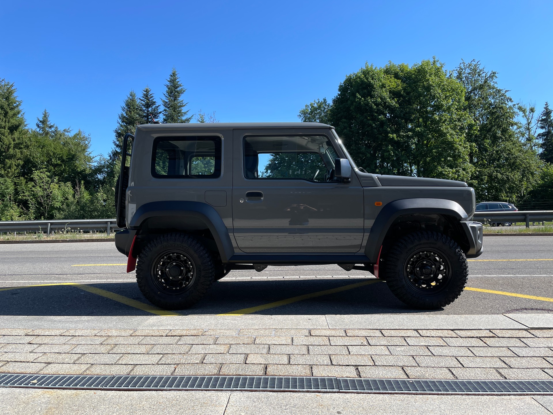 SUZUKI Jimny 1.5 Compact+ 4x4, Retro Edition mit Höherlegung und Offroadreifen-image-3