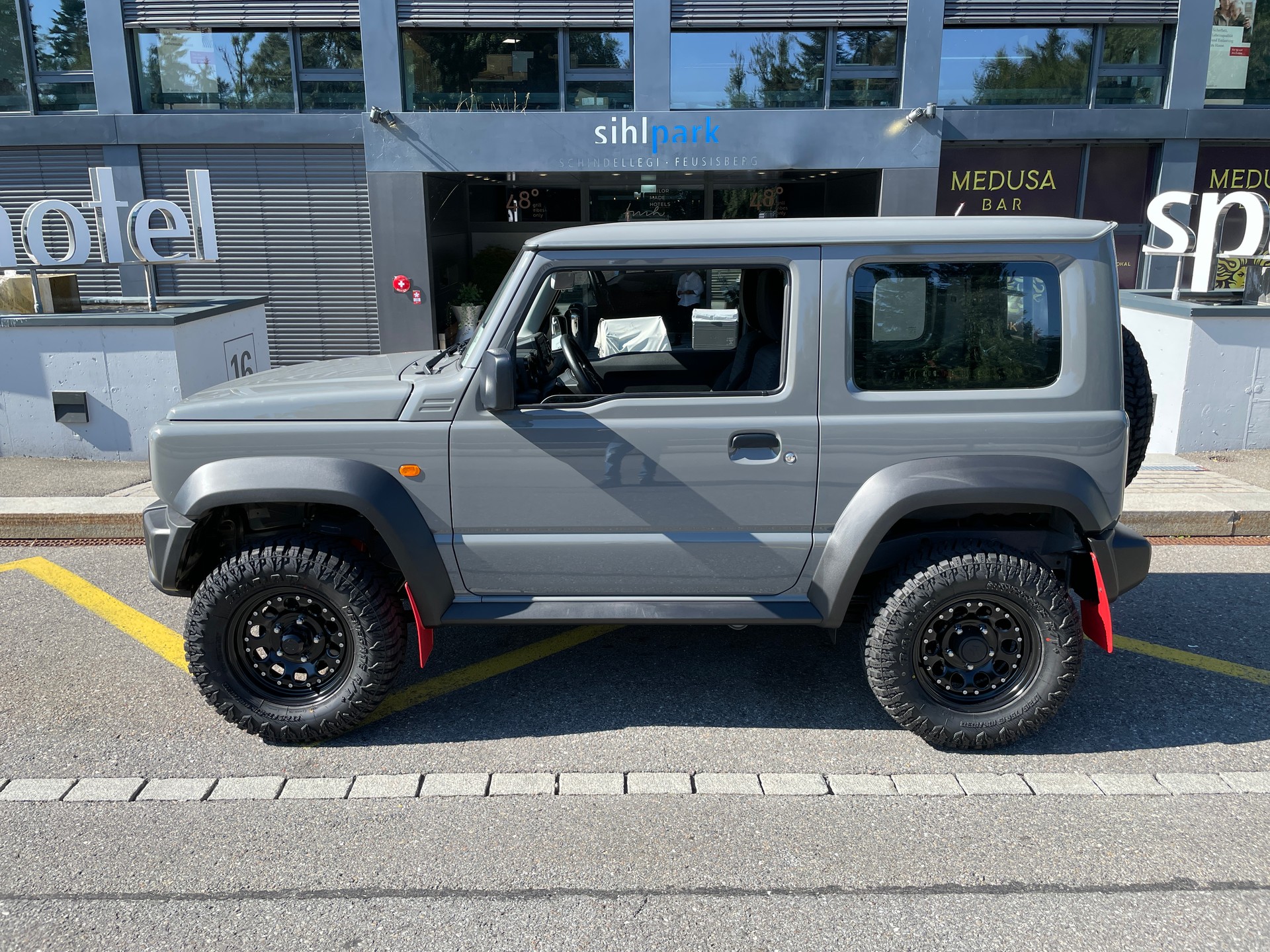 SUZUKI Jimny 1.5 Compact+ 4x4, Retro Edition mit Höherlegung und Offroadreifen-image-9