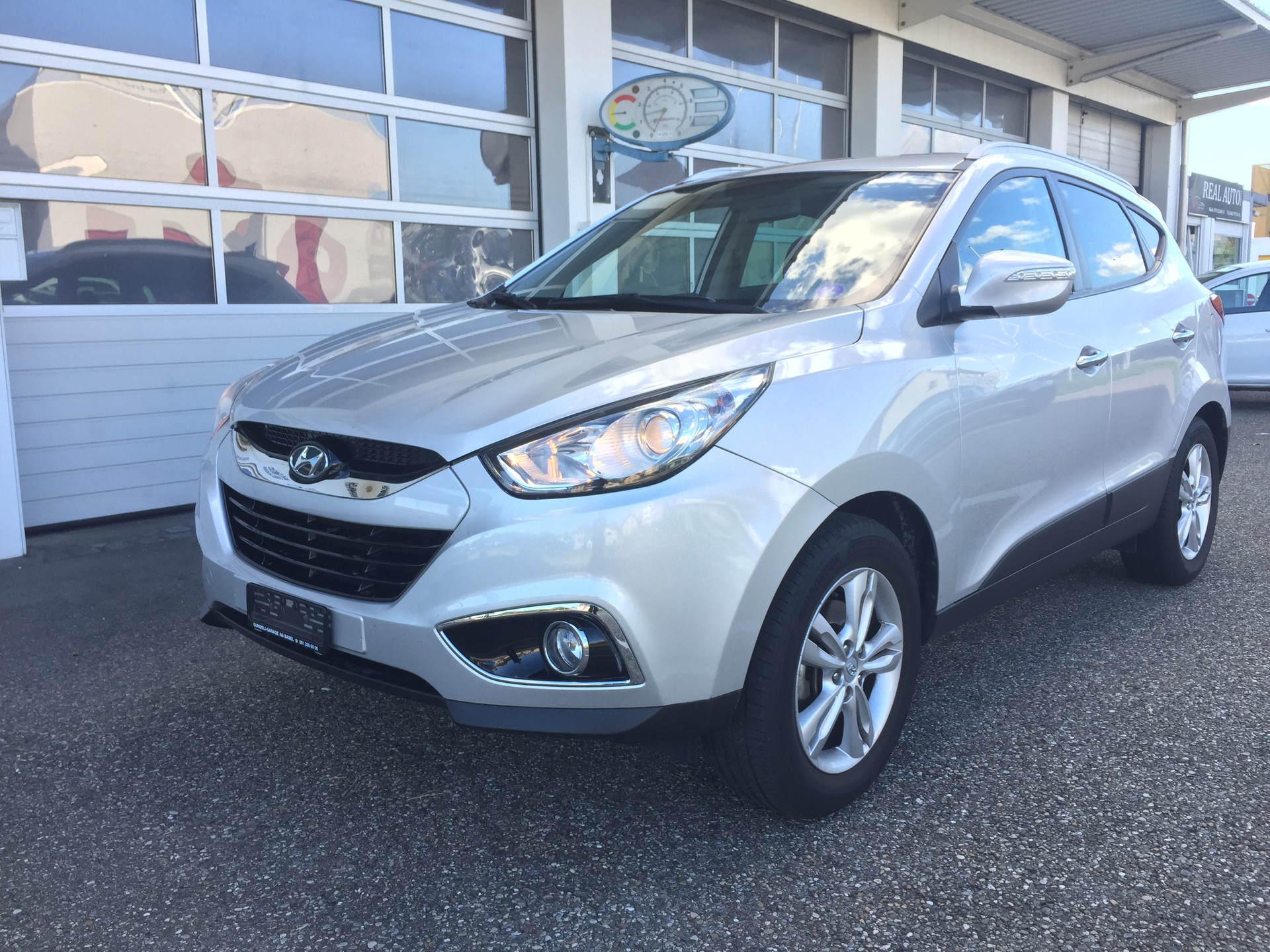 HYUNDAI iX 35 2.0 Style 4WD Automatic-image-2