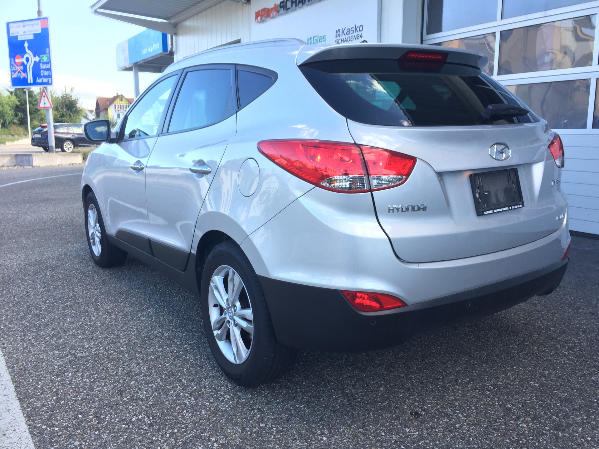 HYUNDAI iX 35 2.0 Style 4WD Automatic-image-4