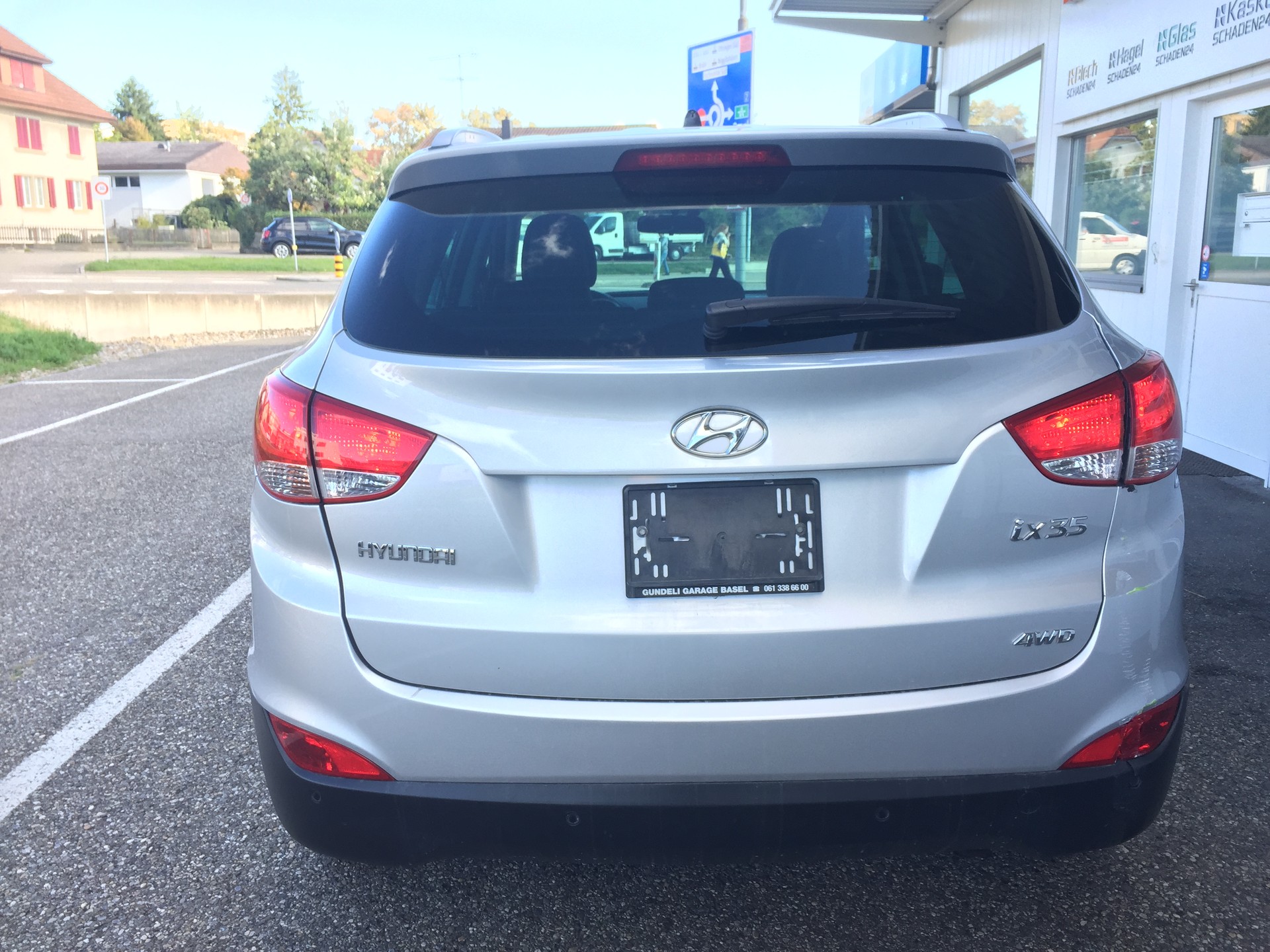 HYUNDAI iX 35 2.0 Style 4WD Automatic-image-3