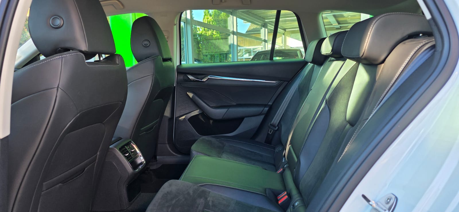 SKODA Octavia Combi 2.0 TDI DSG Style-image-10