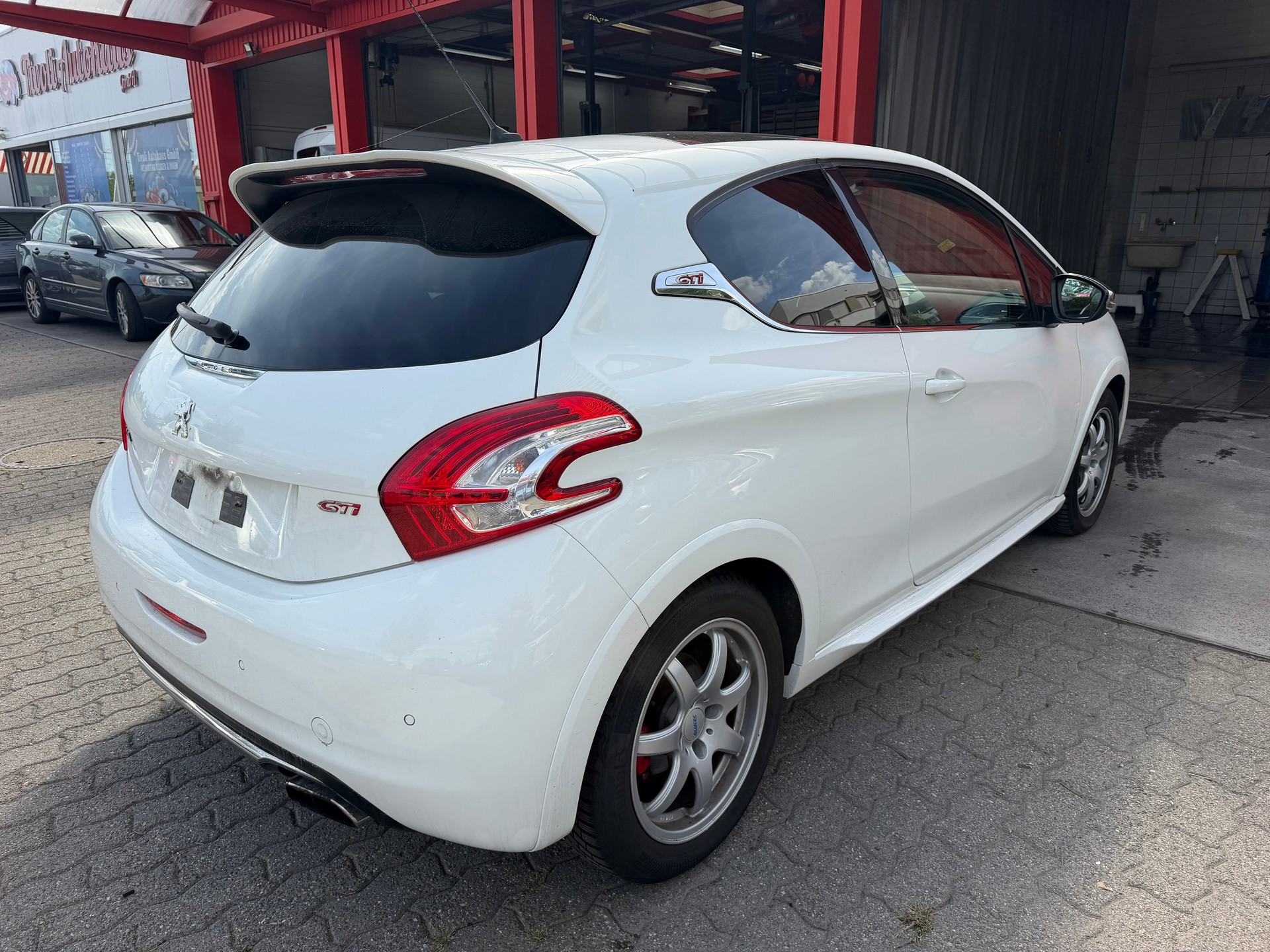PEUGEOT 208 1.6 Turbo GTi-image-2