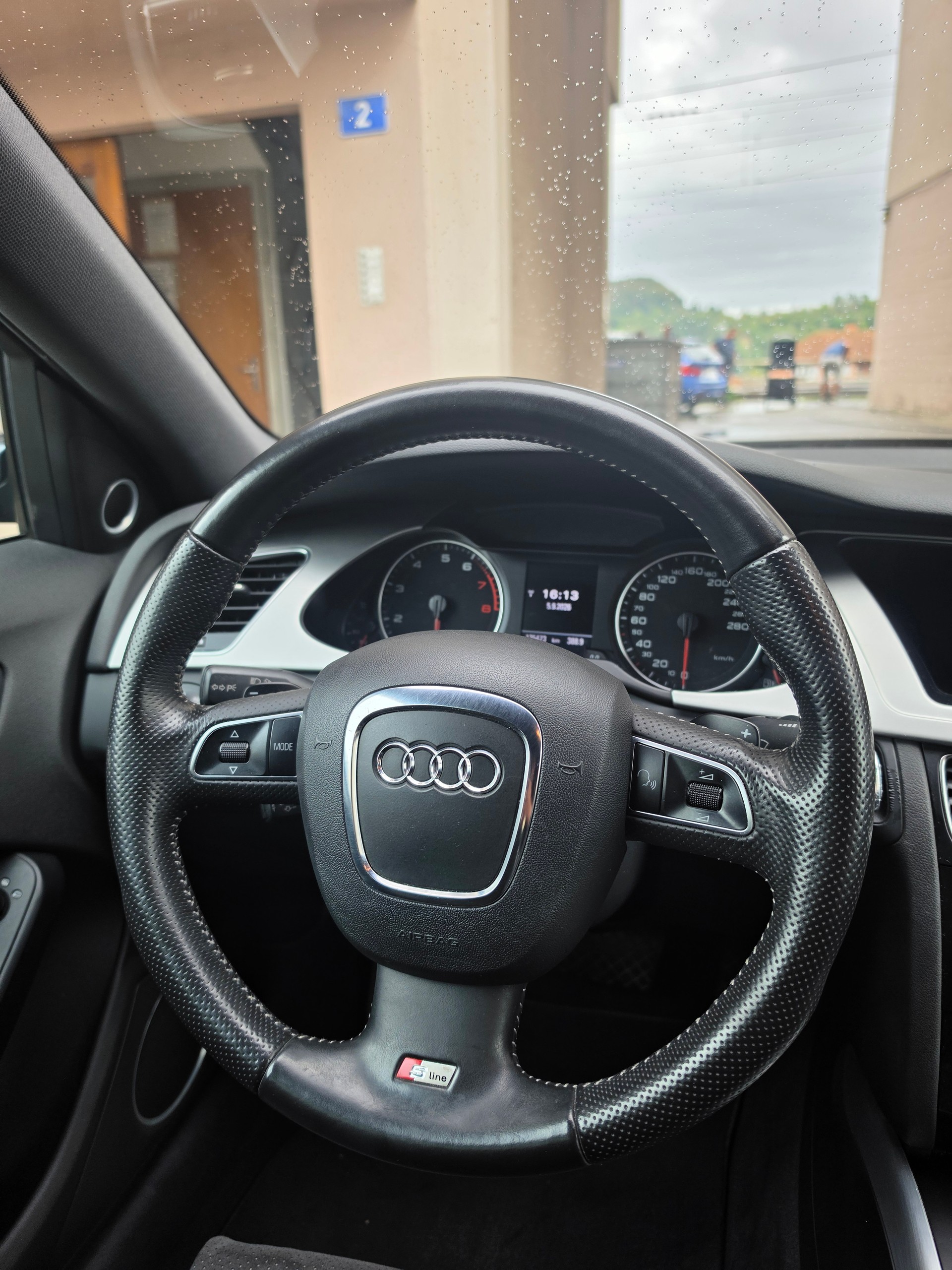 AUDI A4 Avant 2.0 TFSI quattro S-tronic-image-10