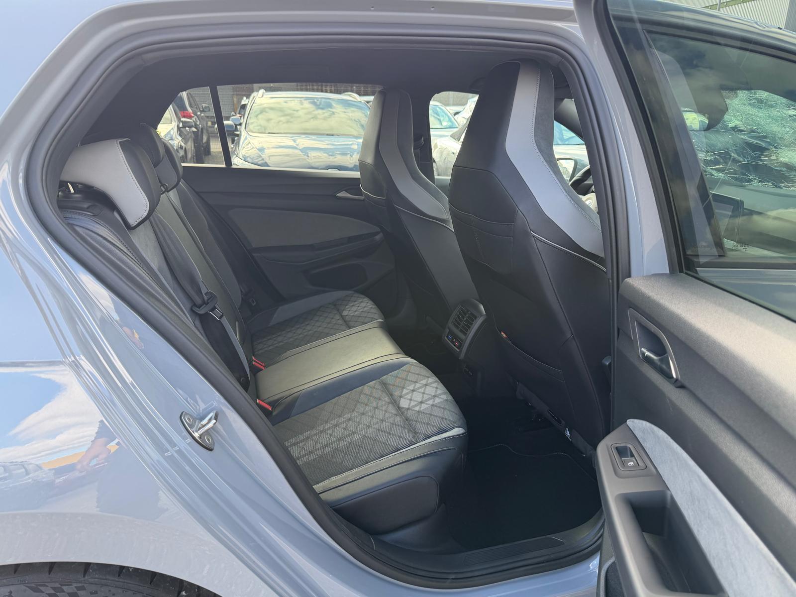 VW Golf VIII 1.5 eTSI R-Line DSG-image-11