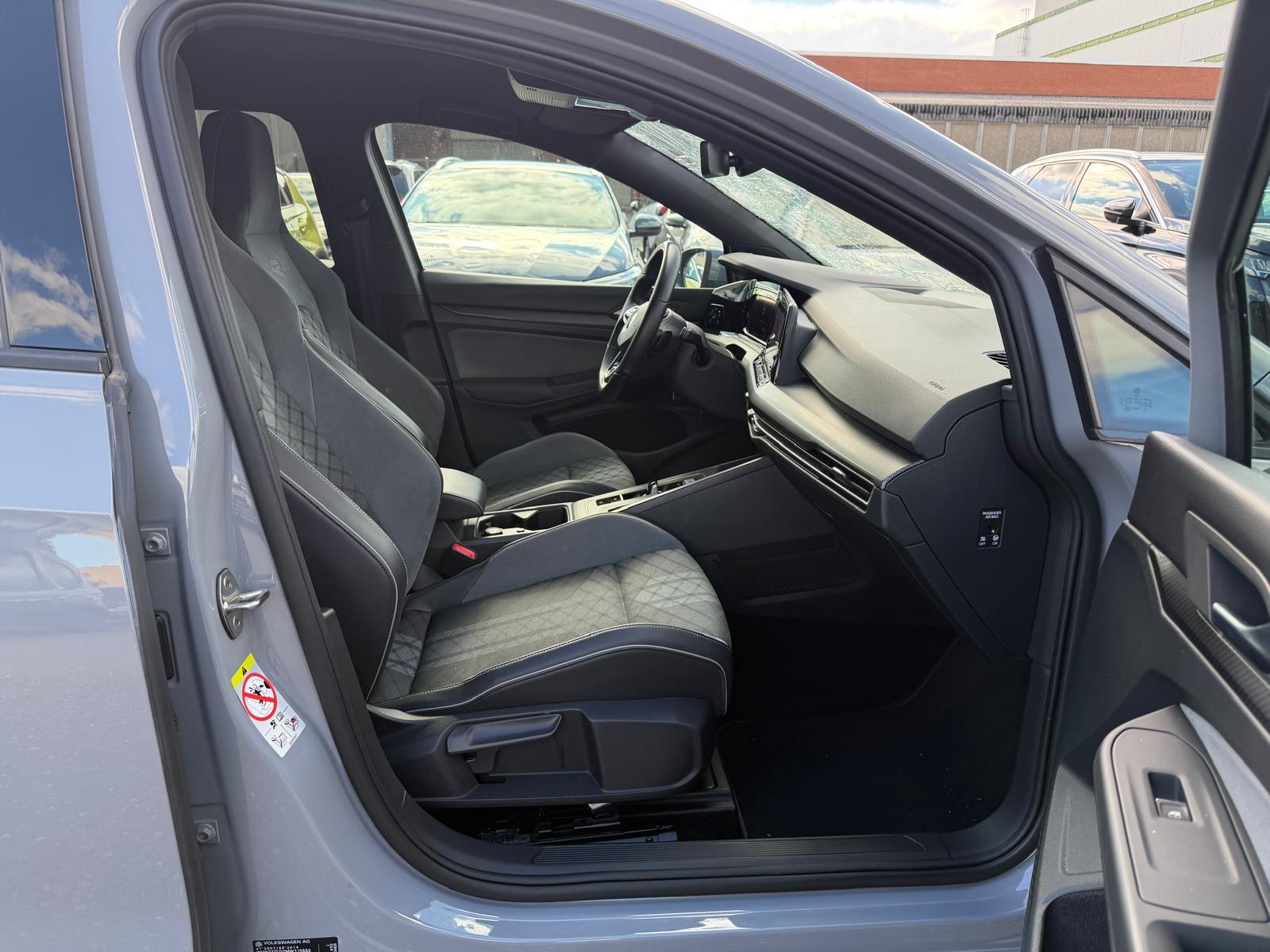 VW Golf VIII 1.5 eTSI R-Line DSG-image-9