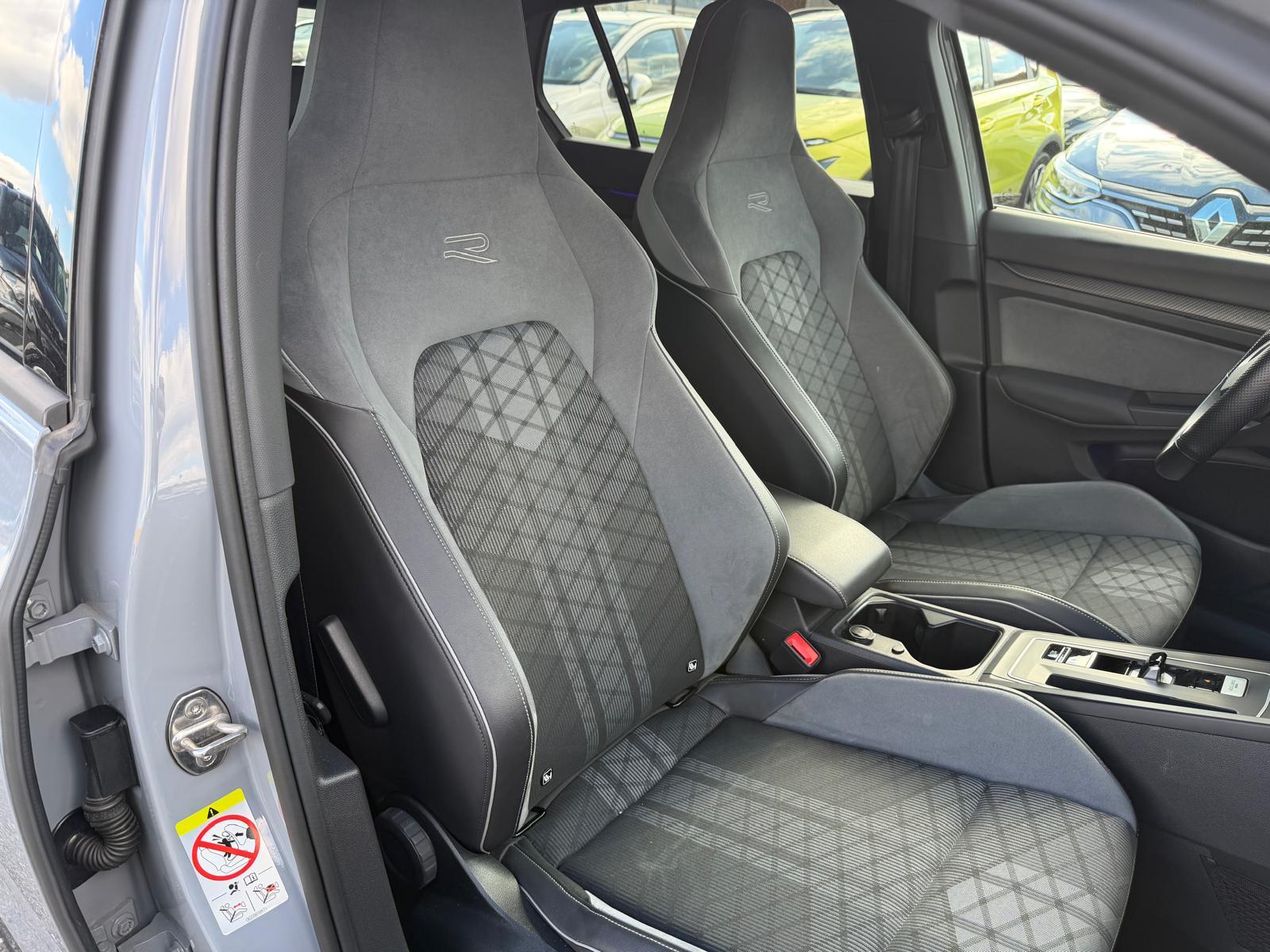 VW Golf VIII 1.5 eTSI R-Line DSG-image-10