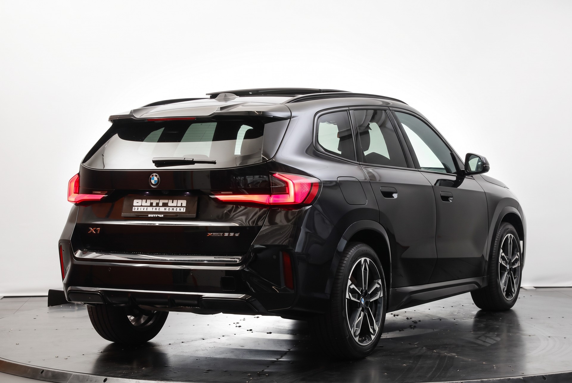 BMW X1 xDrive 23d 48V M Sport Pro • Toit panoramique • Head-Up Display • Attelage-image-5