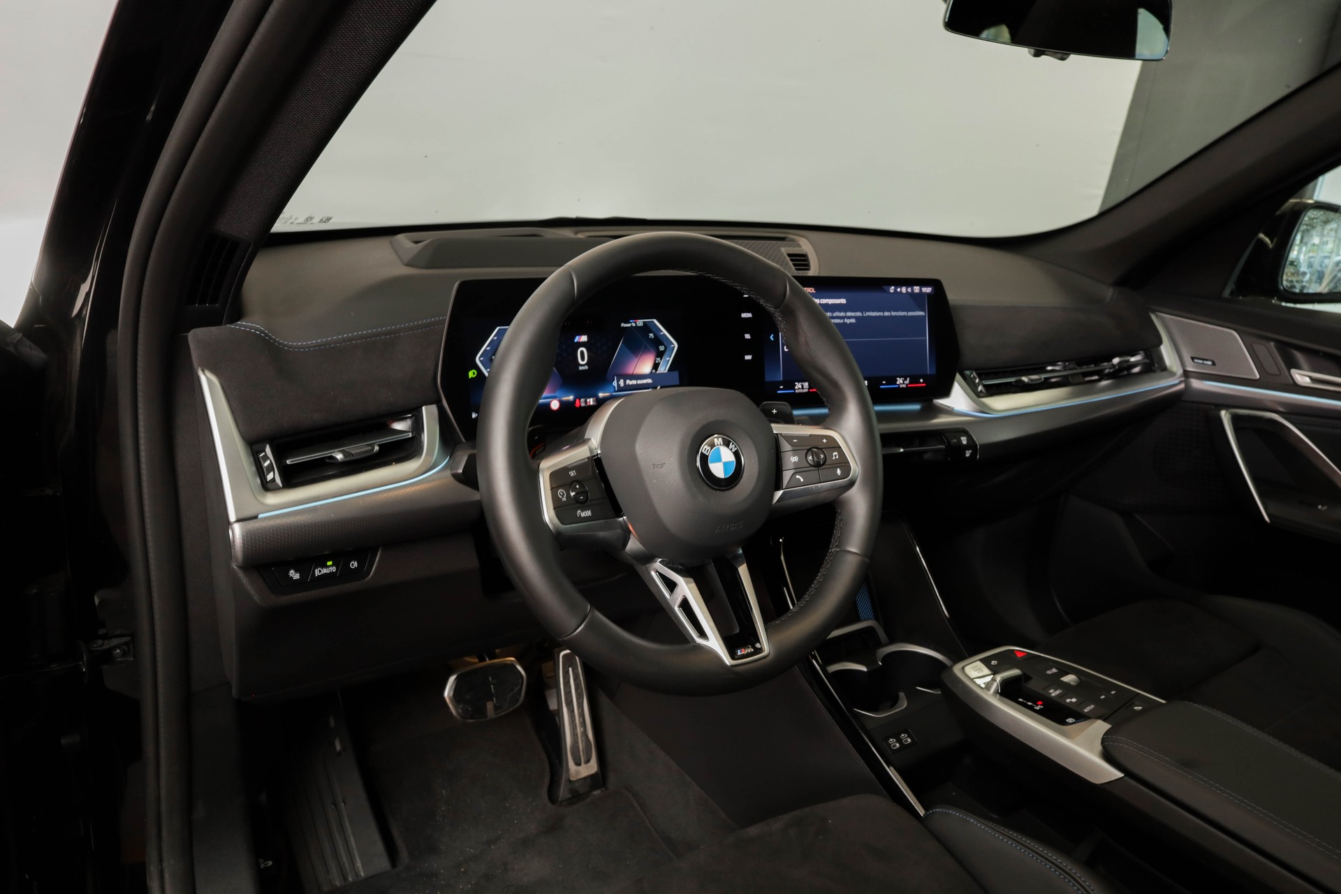 BMW X1 xDrive 23d 48V M Sport Pro • Toit panoramique • Head-Up Display • Attelage-image-10
