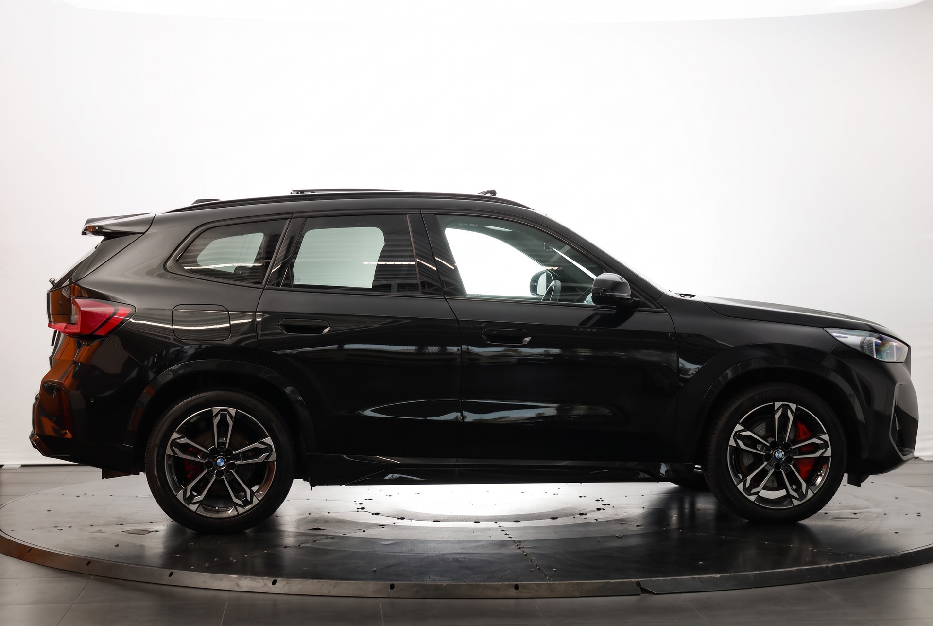 BMW X1 xDrive 23d 48V M Sport Pro • Toit panoramique • Head-Up Display • Attelage-image-7