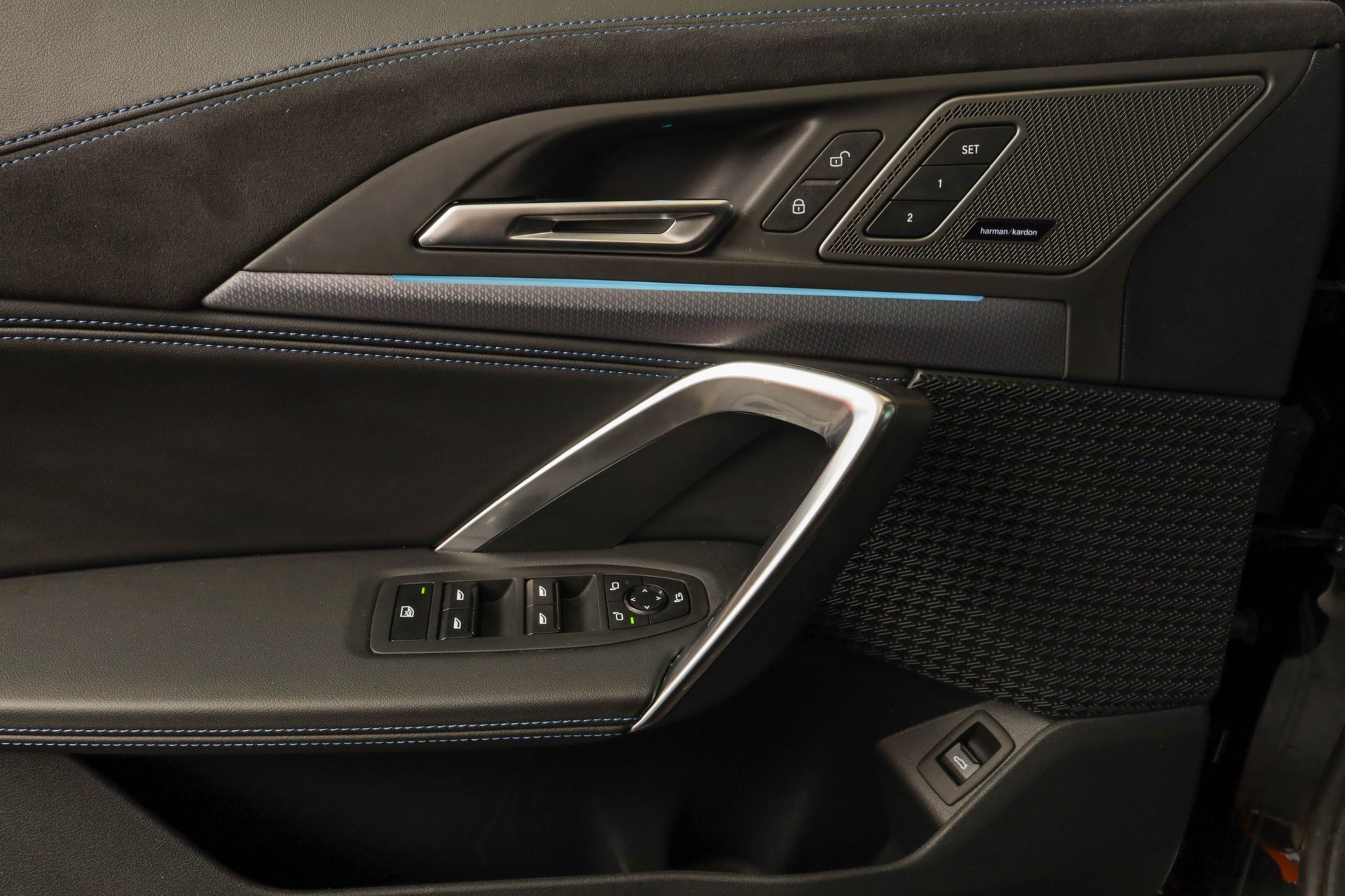 BMW X1 xDrive 23d 48V M Sport Pro • Toit panoramique • Head-Up Display • Attelage-image-14
