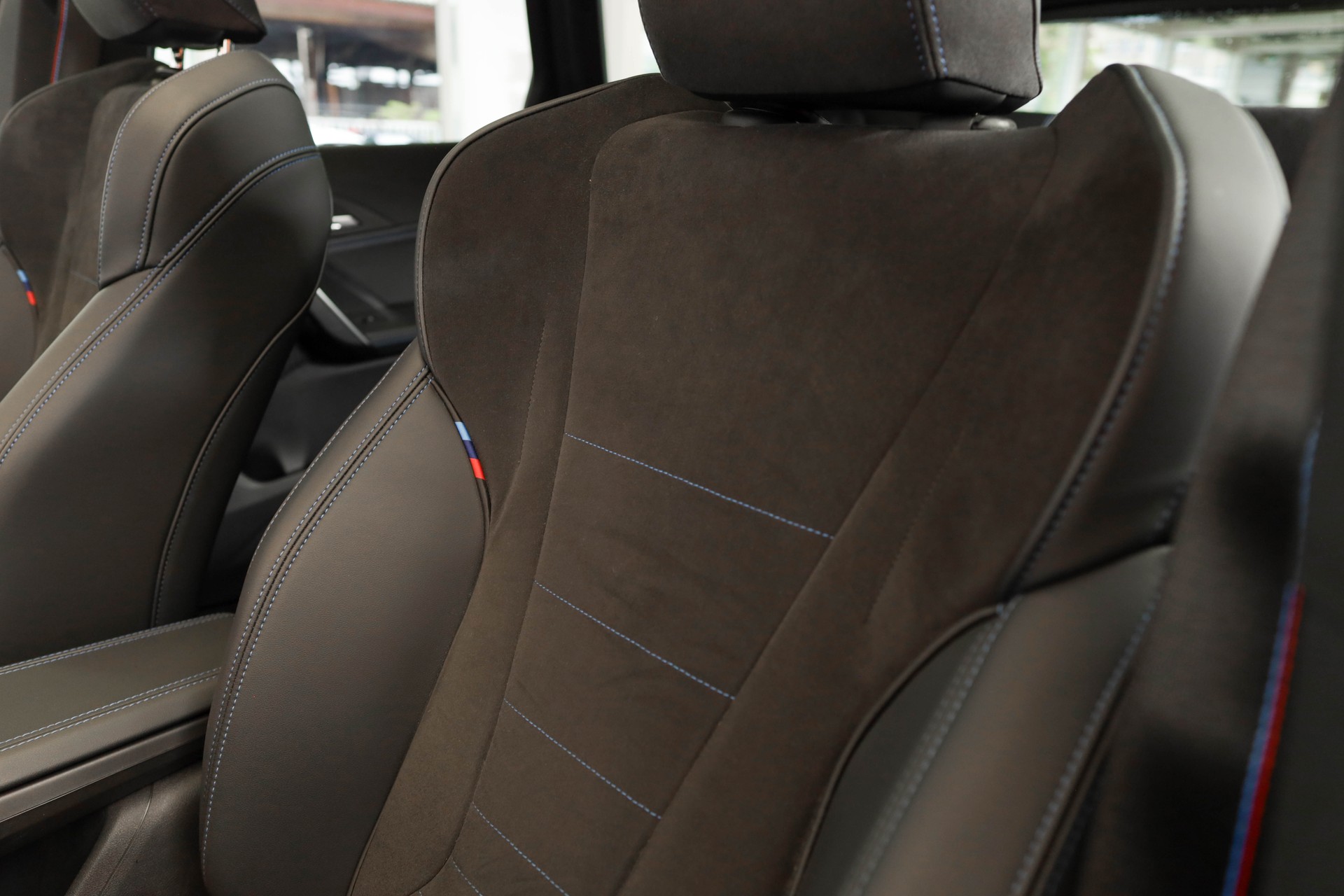 BMW X1 xDrive 23d 48V M Sport Pro • Toit panoramique • Head-Up Display • Attelage-image-13