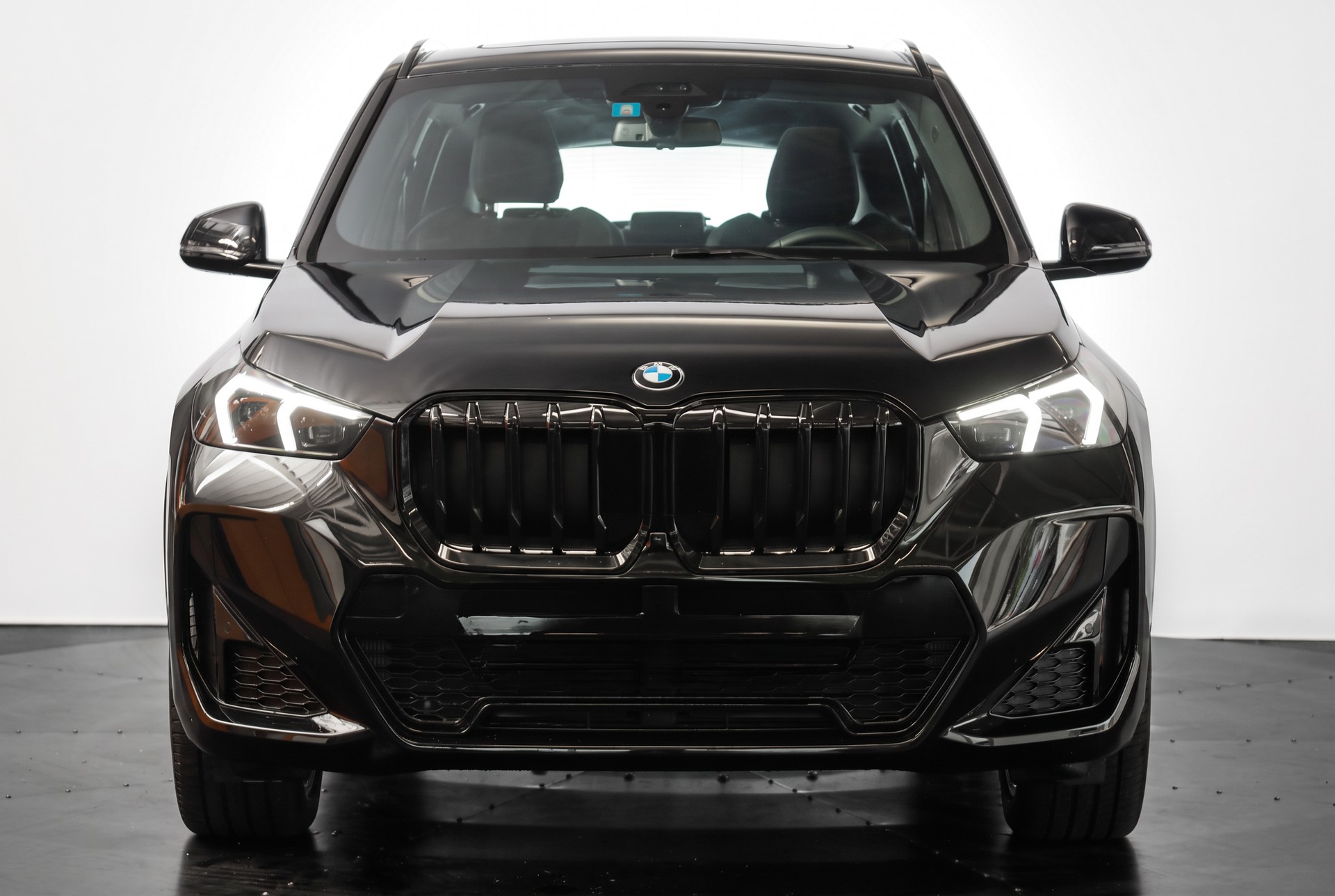 BMW X1 xDrive 23d 48V M Sport Pro • Toit panoramique • Head-Up Display • Attelage-image-1