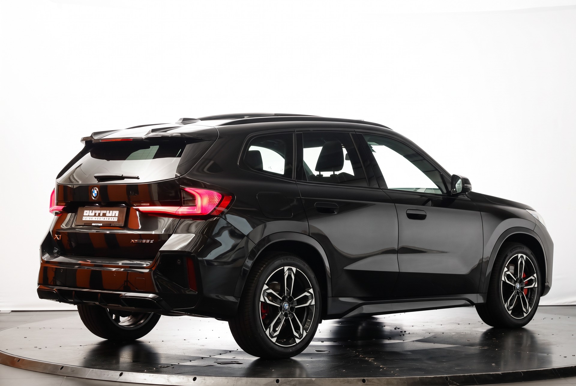BMW X1 xDrive 23d 48V M Sport Pro • Toit panoramique • Head-Up Display • Attelage-image-6