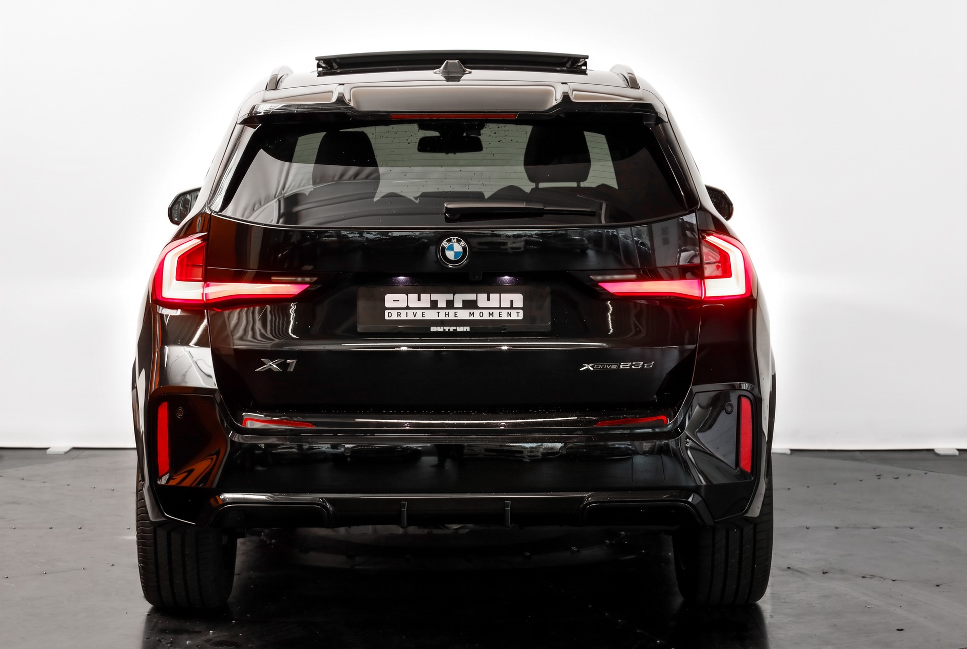 BMW X1 xDrive 23d 48V M Sport Pro • Toit panoramique • Head-Up Display • Attelage-image-2