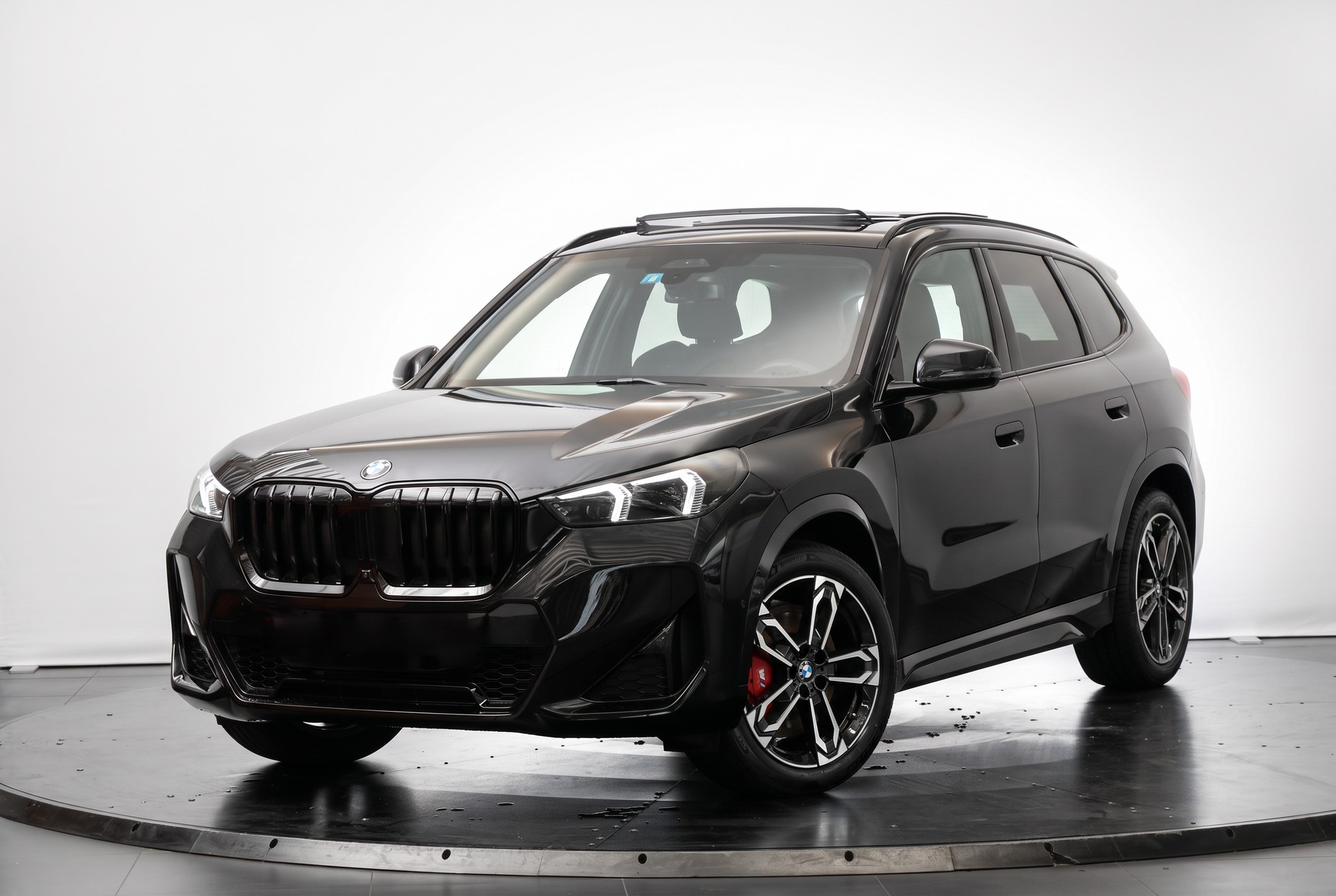 BMW X1 xDrive 23d 48V M Sport Pro • Toit panoramique • Head-Up Display • Attelage-image-3