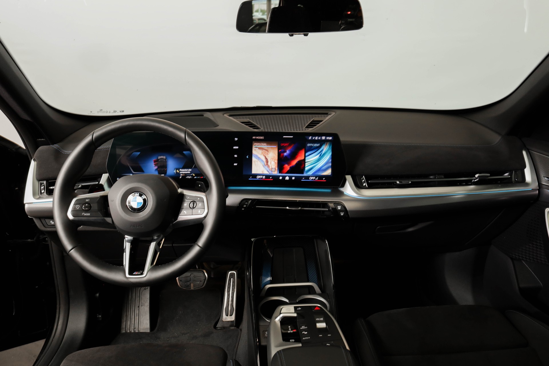 BMW X1 xDrive 23d 48V M Sport Pro • Toit panoramique • Head-Up Display • Attelage-image-11