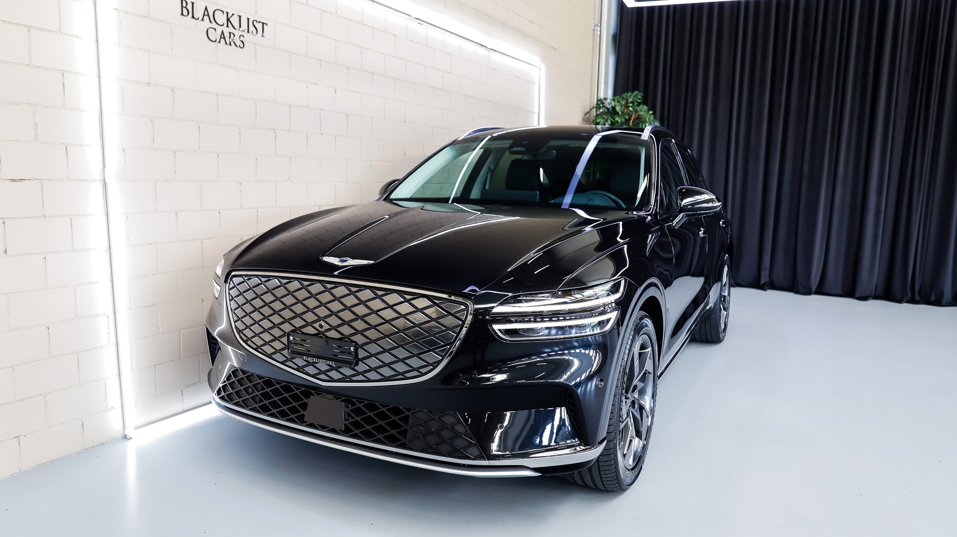 GENESIS GV70 Electrified Sport kWh 77,4 AWD * VIK Black *-image-1