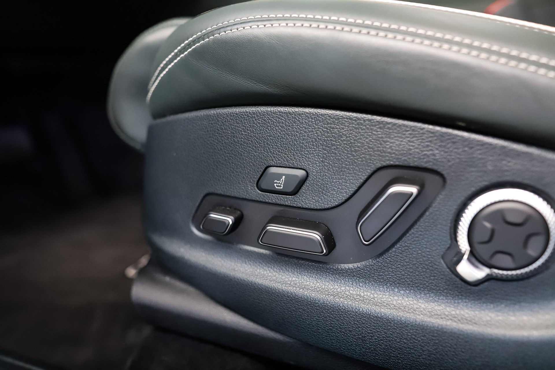 GENESIS GV70 Electrified Sport kWh 77,4 AWD * VIK Black *-image-9
