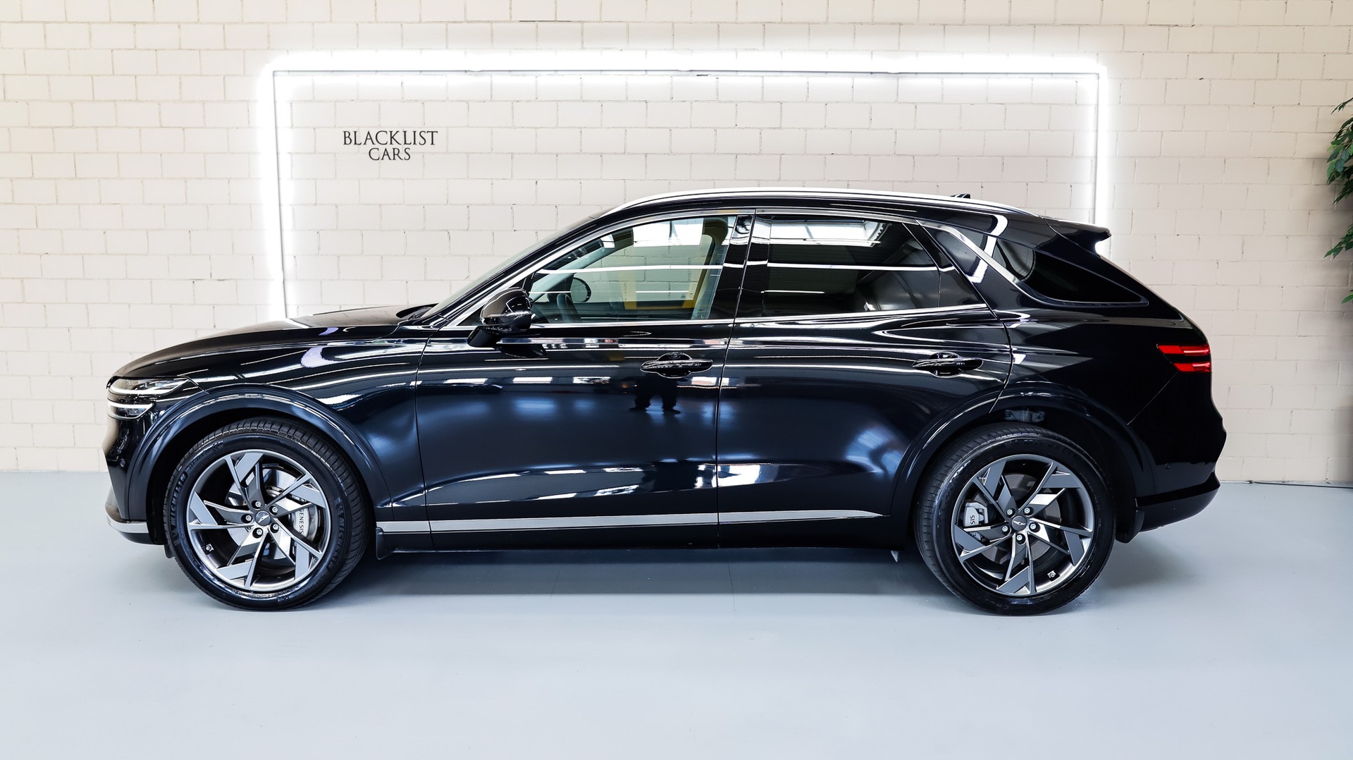 GENESIS GV70 Electrified Sport kWh 77,4 AWD * VIK Black *-image-2