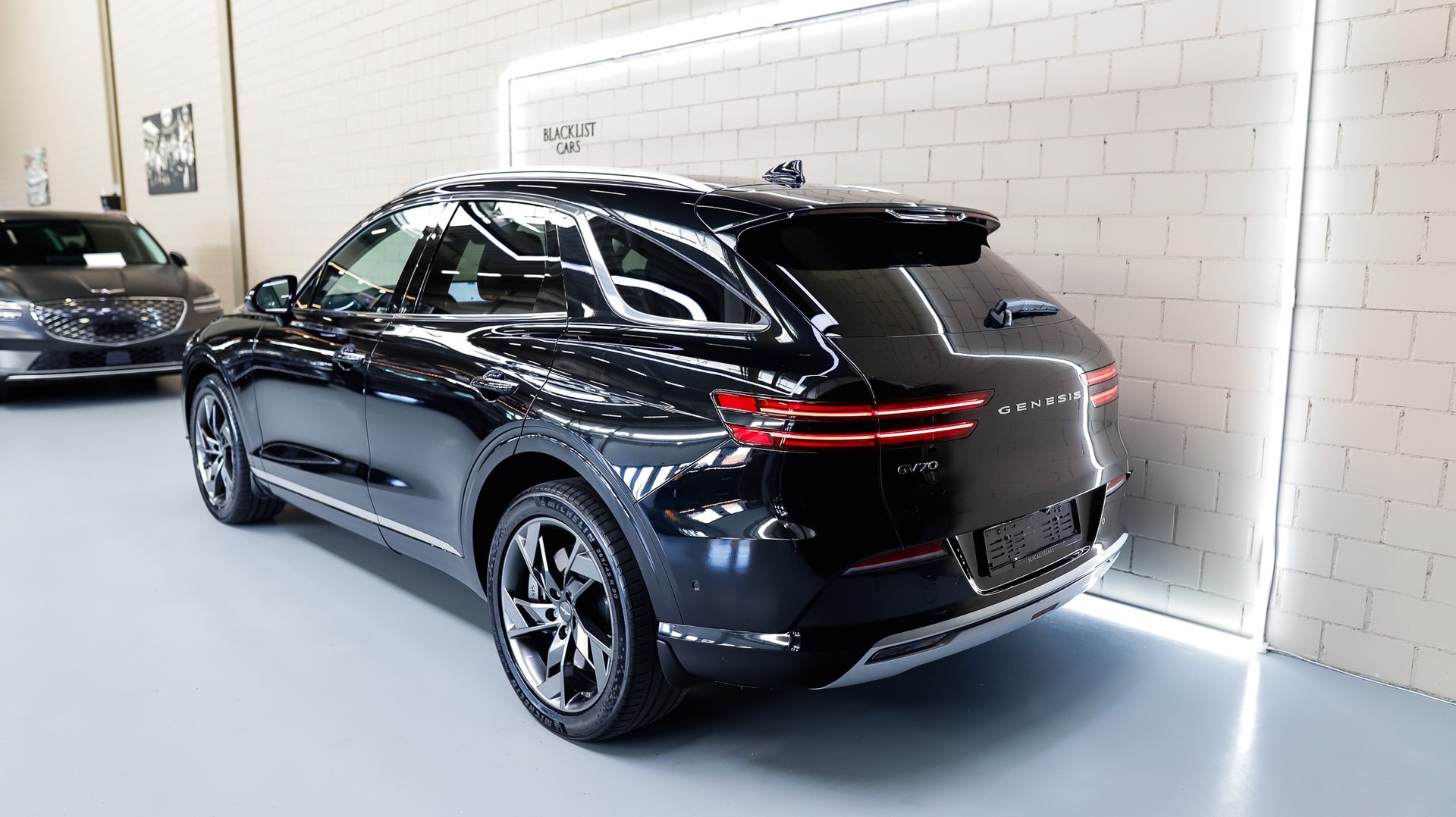 GENESIS GV70 Electrified Sport kWh 77,4 AWD * VIK Black *-image-3