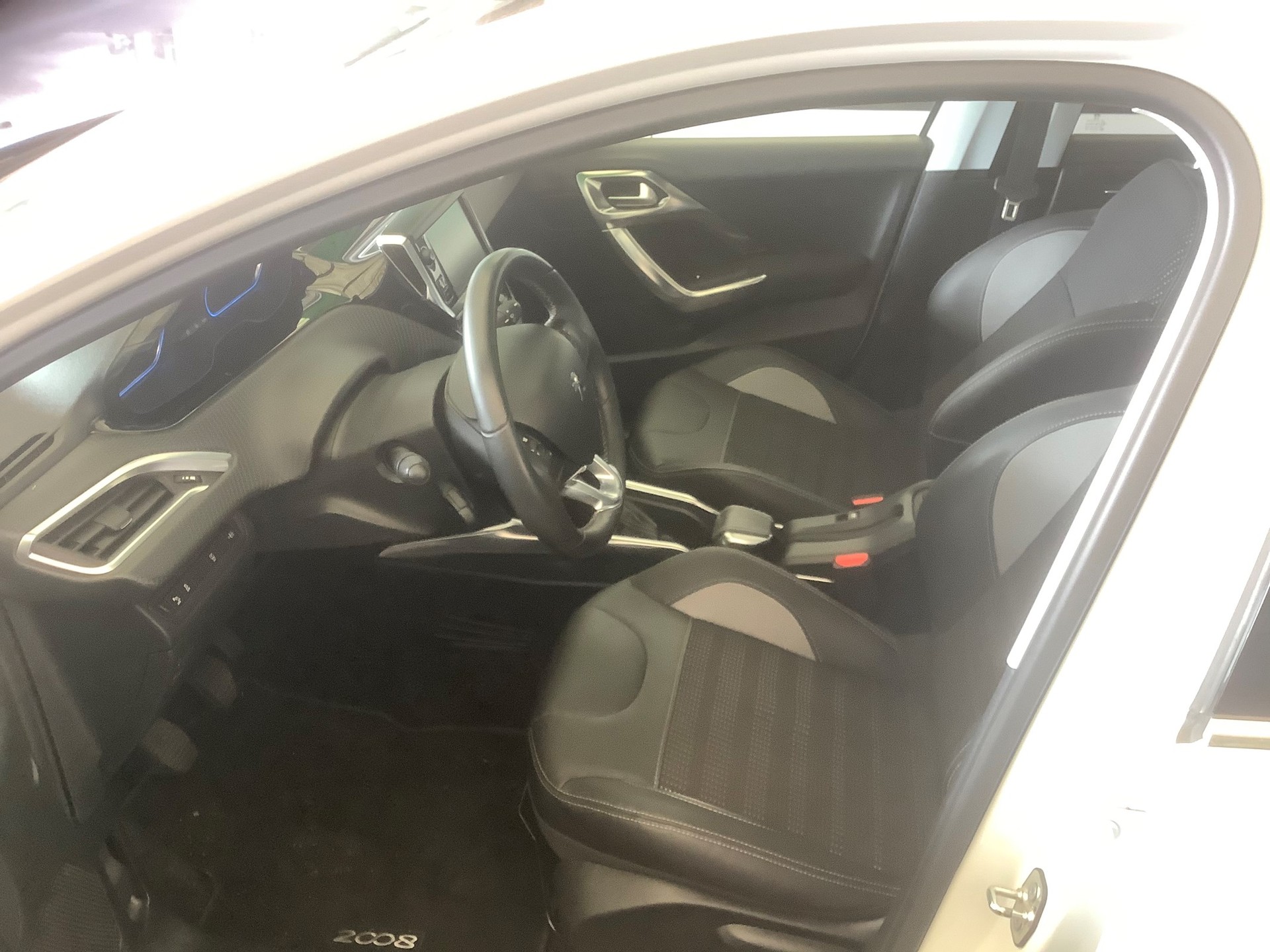 PEUGEOT 2008 1.6 VTI Allure-image-8