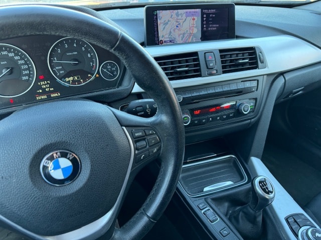 BMW 320i Touring Luxury Line-image-7