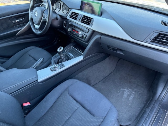 BMW 320i Touring Luxury Line-image-6
