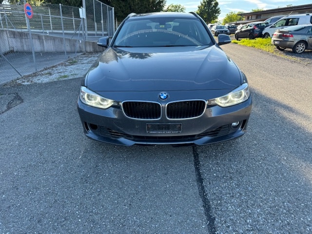 BMW 320i Touring Luxury Line-image-1