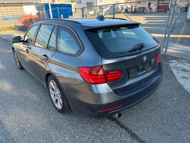 BMW 320i Touring Luxury Line-image-4