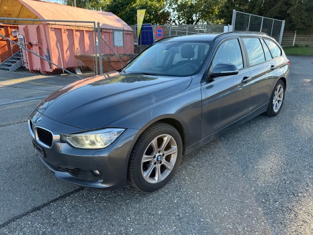 BMW 320i Touring Luxury Line-image-0