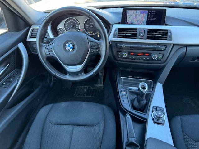 BMW 320i Touring Luxury Line-image-5