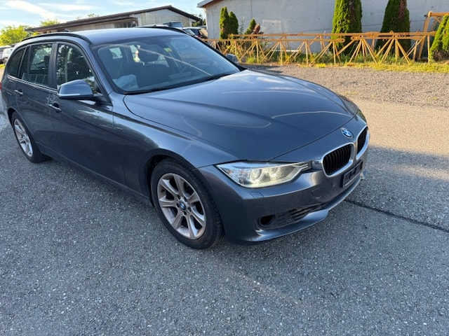 BMW 320i Touring Luxury Line-image-2
