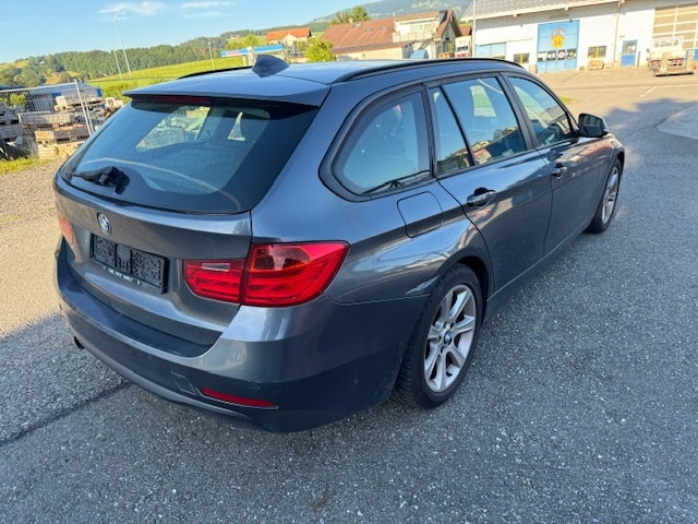 BMW 320i Touring Luxury Line-image-3