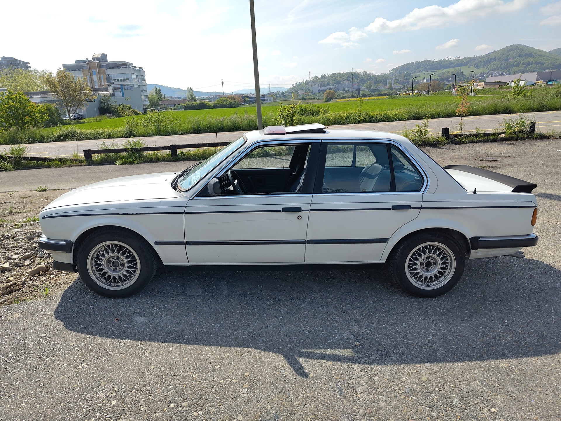 BMW 324d-image-10