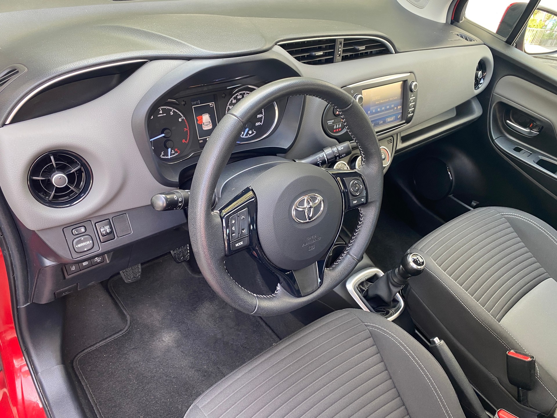 TOYOTA Yaris 1.0 Active-image-16