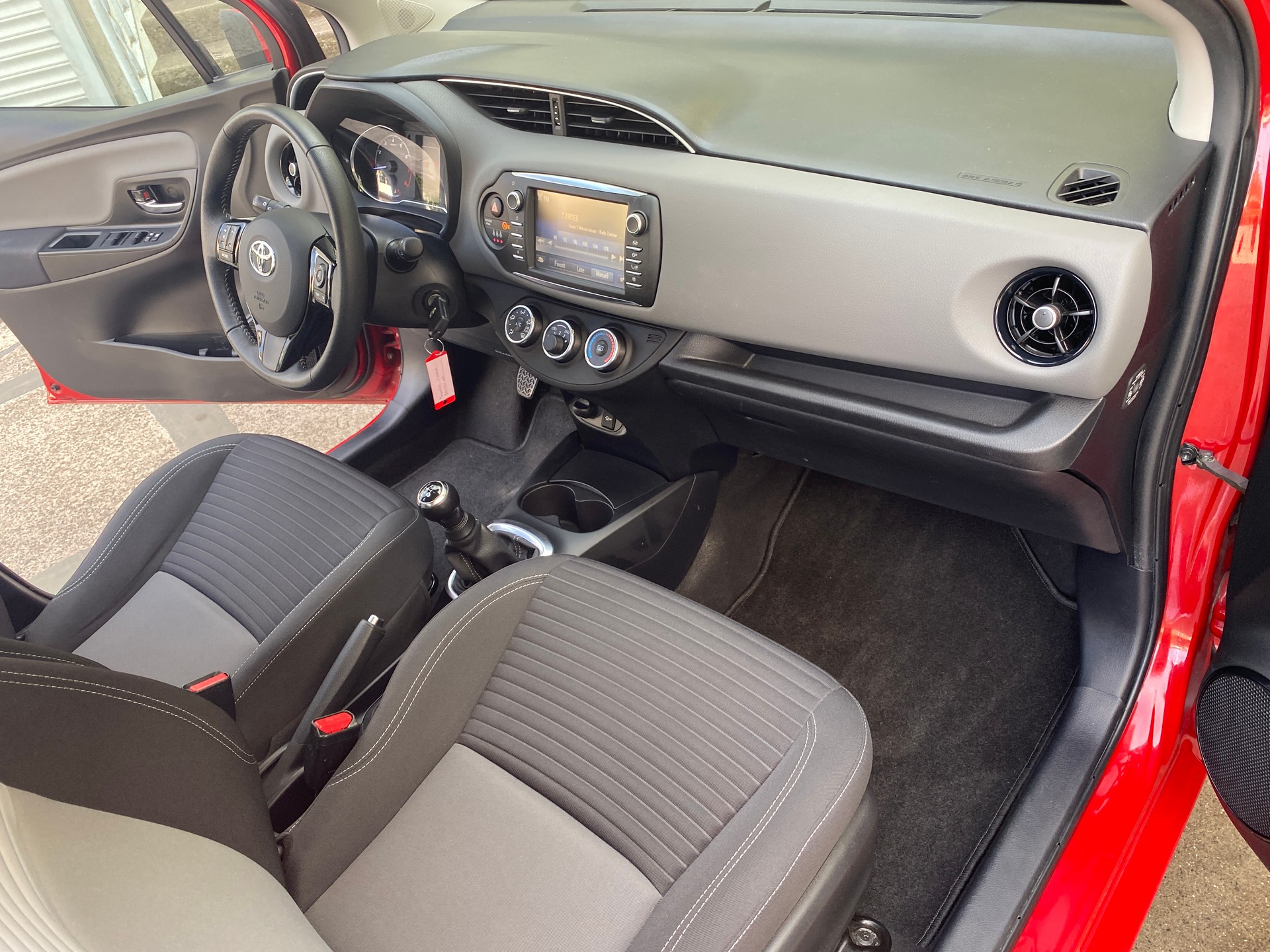 TOYOTA Yaris 1.0 Active-image-18