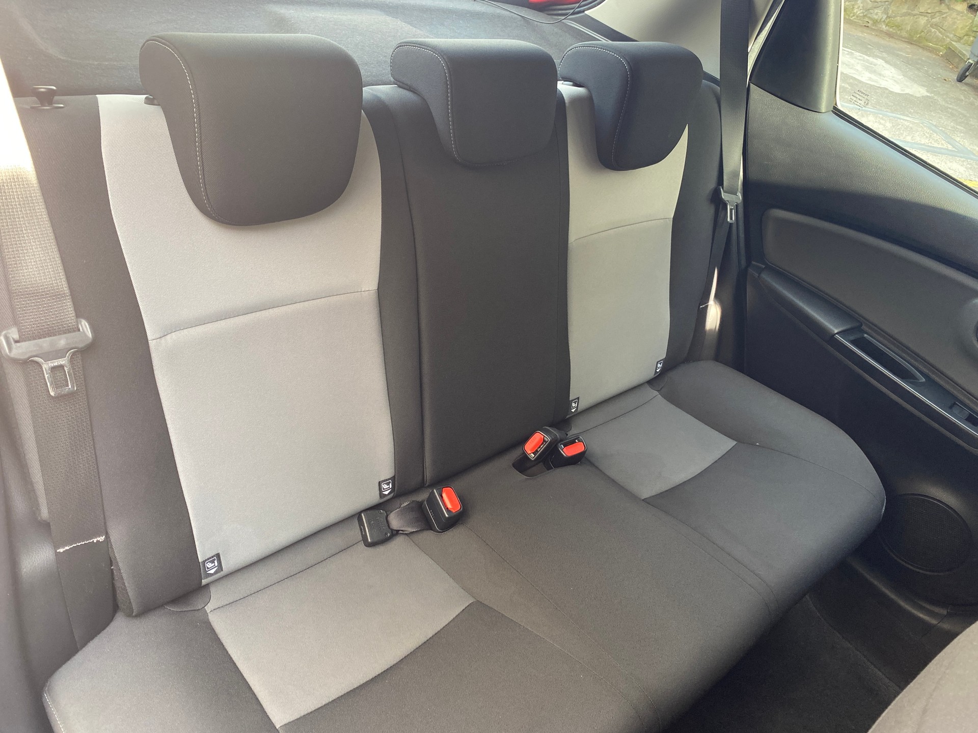 TOYOTA Yaris 1.0 Active-image-21