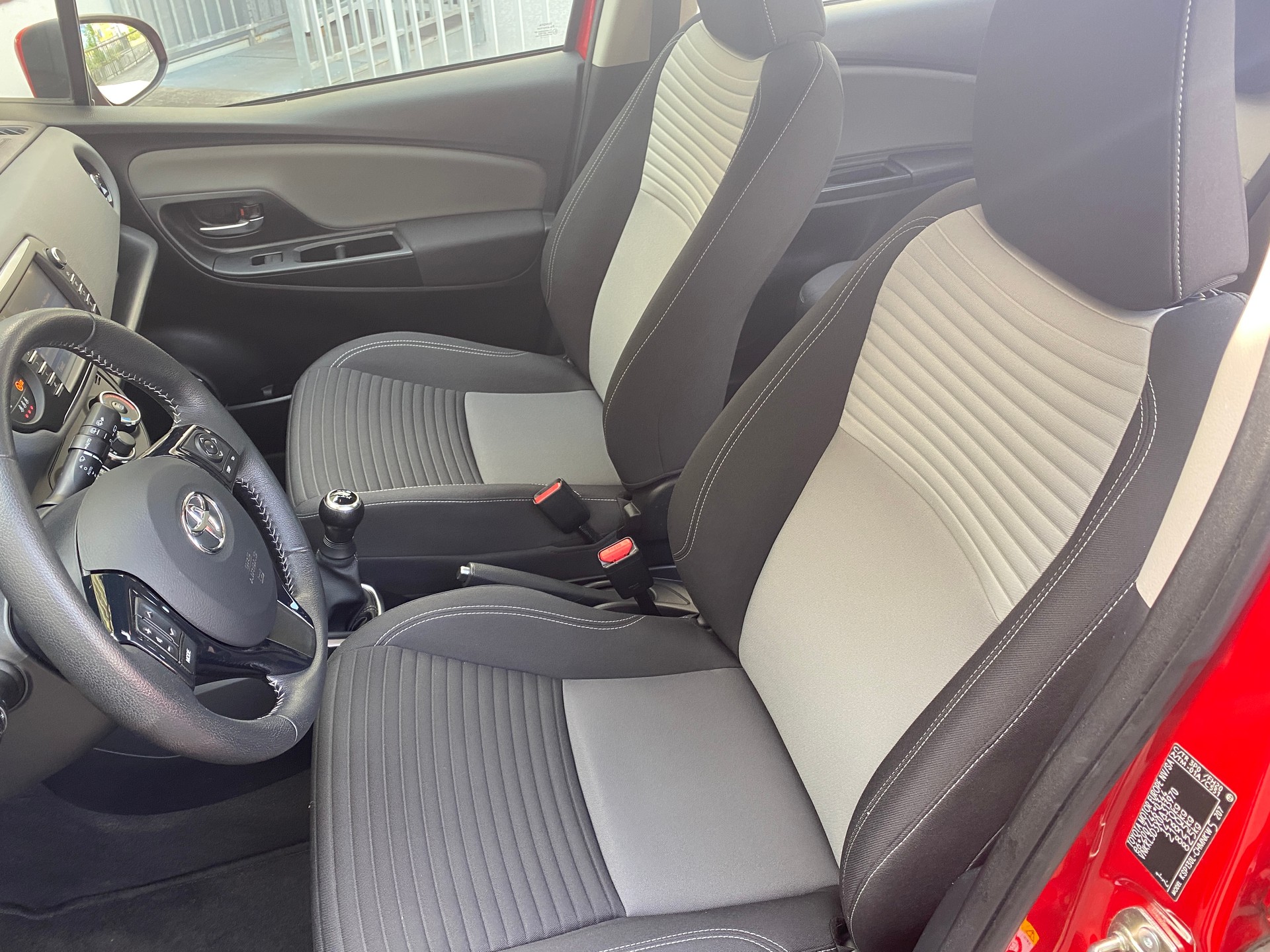 TOYOTA Yaris 1.0 Active-image-17