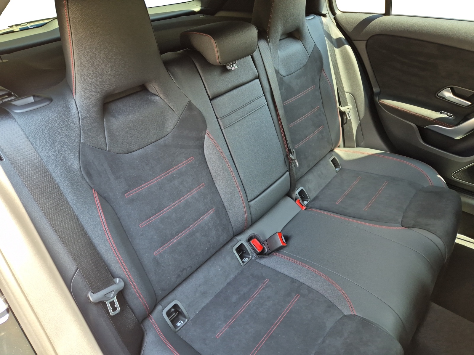 MERCEDES-BENZ A 220 4Matic 8G-DCT-image-18