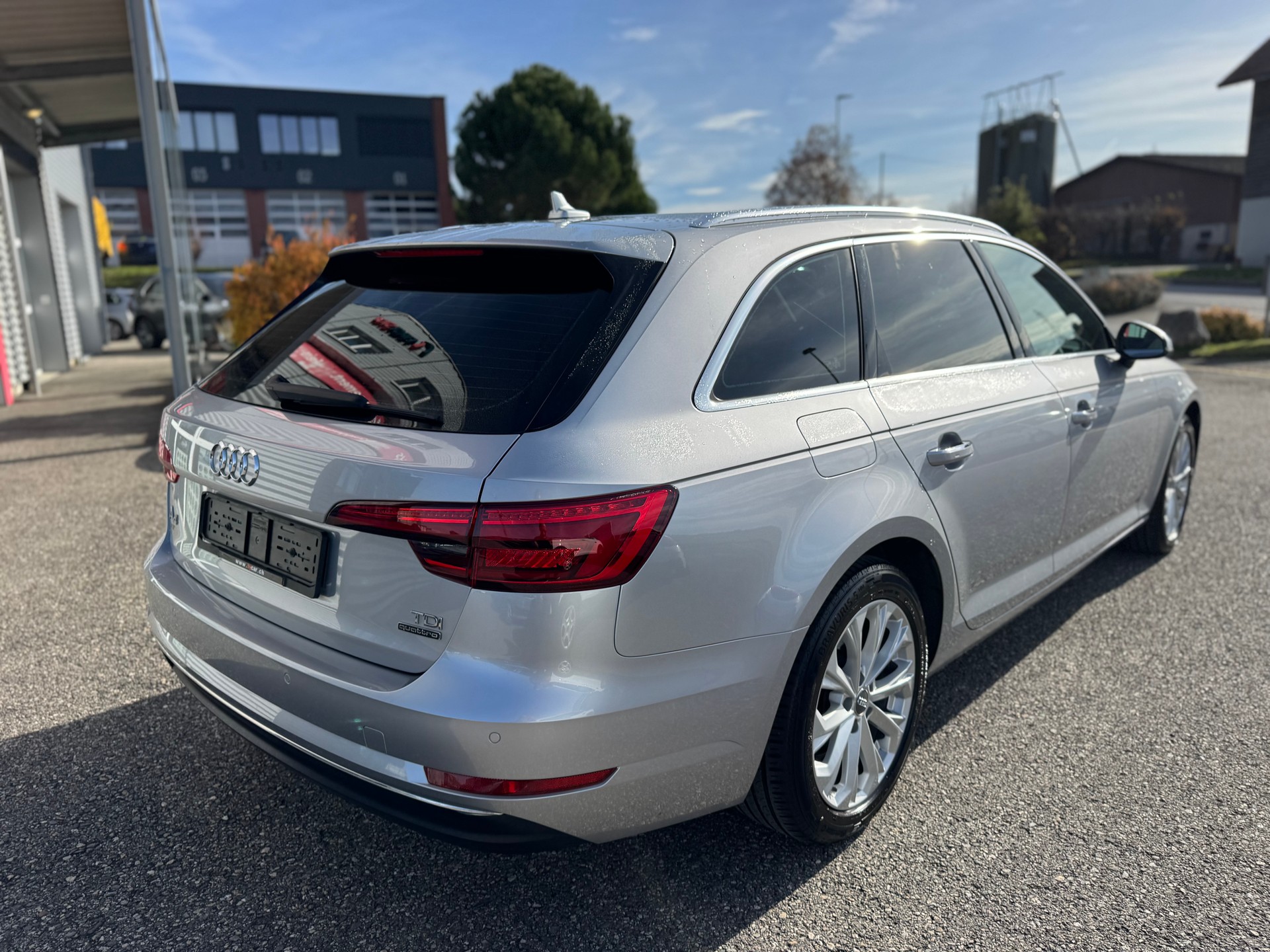 AUDI A4 Avant 2.0 TDI Design quattro S-tronic-image-3