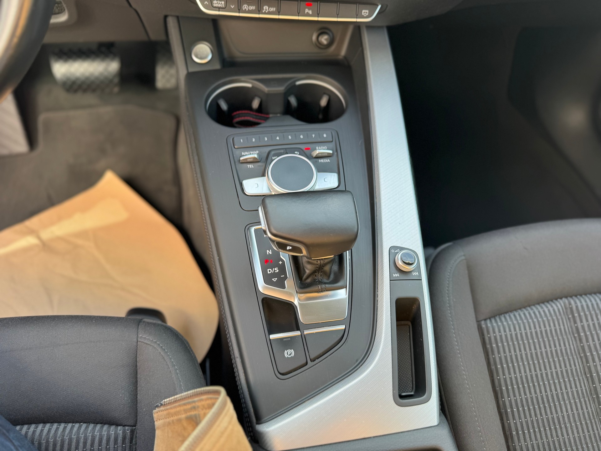 AUDI A4 Avant 2.0 TDI Design quattro S-tronic-image-10