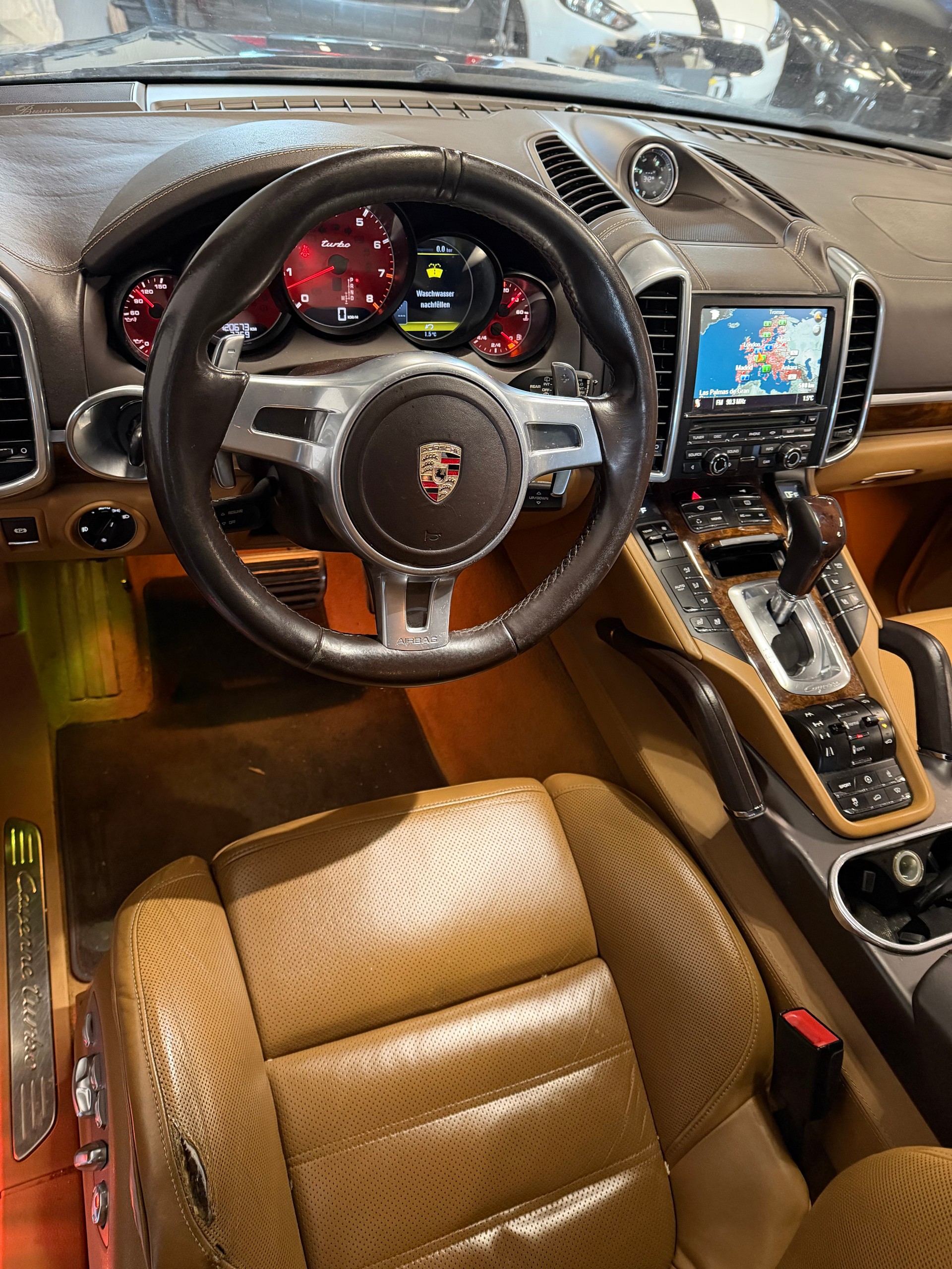 PORSCHE Cayenne Turbo-image-14