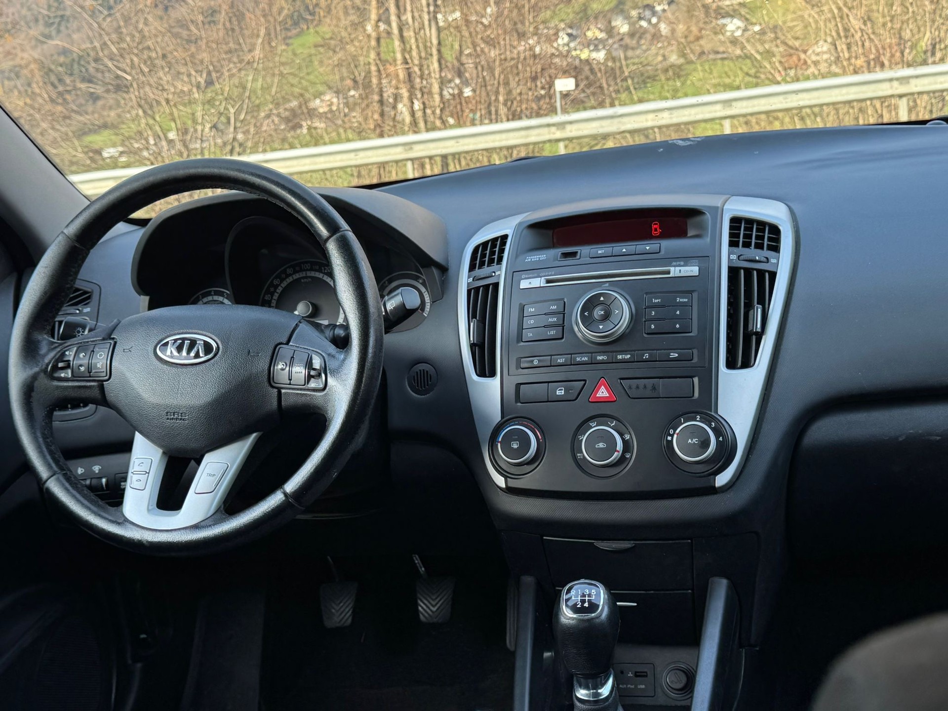 KIA Cee'd Sporty Wagon 1.6 16V Classic-image-11